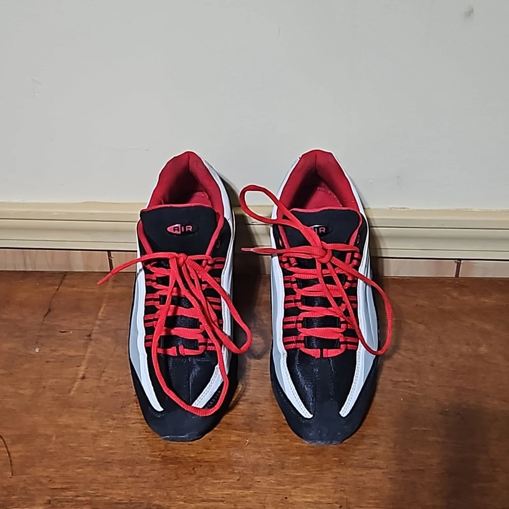 Sneaker - Picture 1 of 4